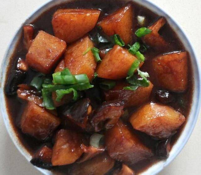 美食推荐：粉皮炖鱼，香菇土豆，韭菜炒河鱼干的做法