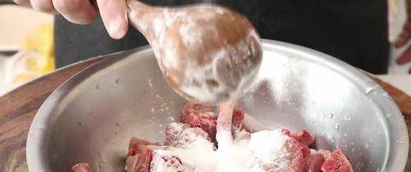 大厨教你在家做蒜香排骨，详细讲解排骨清洗和腌制技巧，一学就会