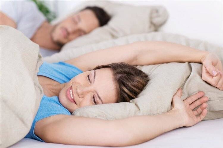 大家都被“8小时睡眠论”忽悠了？50岁后，最佳睡觉时间是多少？