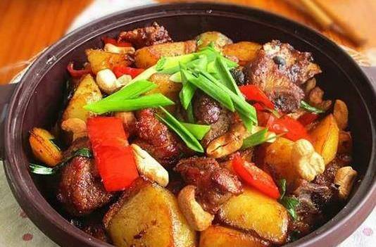 土豆烧排骨是独具四川地方特色的名菜，简单易学分分钟就能搞定！