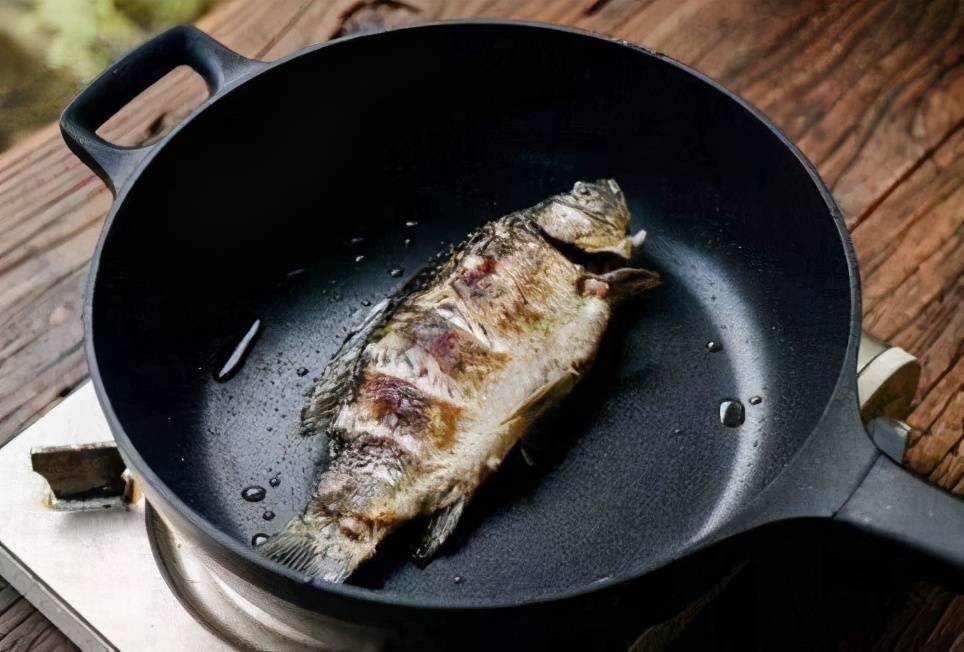 煎鱼时，怎样两面金黄不粘锅？教你厨师煎鱼小诀窍，鱼肉粘锅才怪