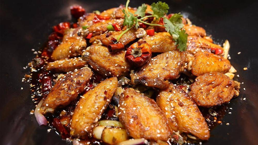 干锅鸡翅的家常做法，外焦里嫩香辣入味，一口一个吃过瘾