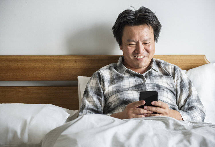 长期躺着玩手机的人，最后都怎么样了？你可能要“承受”5个问题