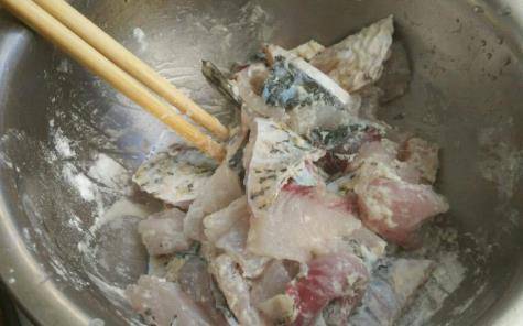 做酸菜鱼时，别再直接下锅了，加上“这一步”，鱼肉鲜嫩还不碎