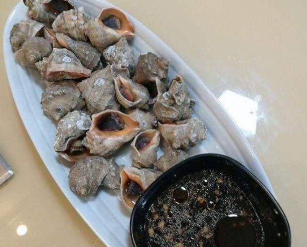 和朋友去吃海螺，壳里都是“屎”，遭到老板“怒斥”：不会吃别吃
