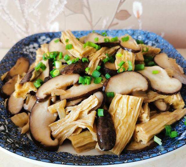 香菇焖腐竹，味道十分鲜美